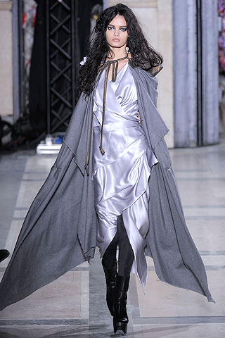 Vestido saten pliegues capa larga gris Vivienne Westwood